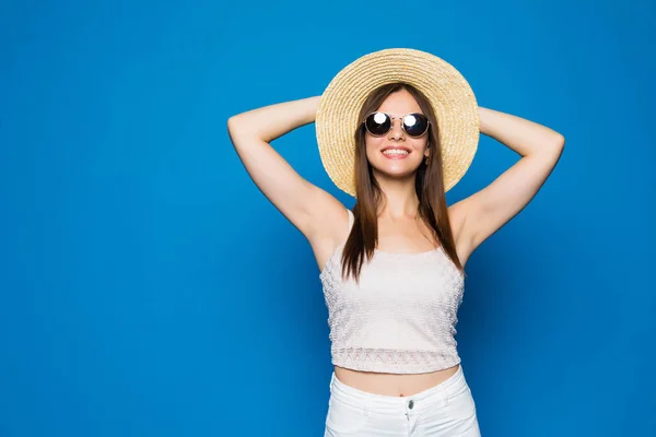 Portrait de jolie femme en lunettes de soleil et chapeau sur fond bleu coloré — Photo