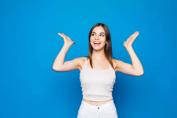 Gros plan portrait d'une jeune femme heureuse et excitée avec la bouche ouverte isolée sur fond bleu — Photo