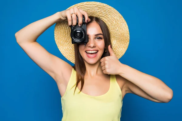 关闭照片的女人在蓝色的帽子拍照与数码相机 — 图库照片