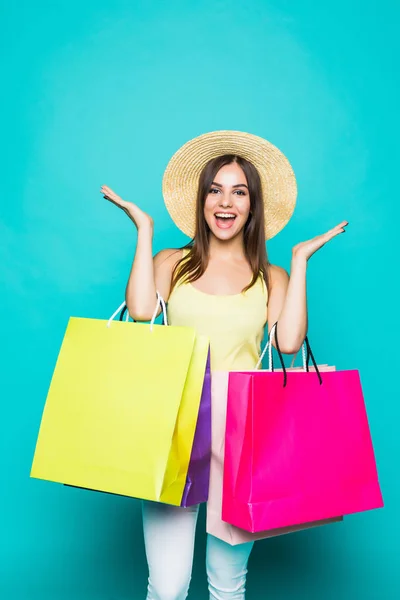 Vásárlás. Bevásárló nő izgatott fiatal nő a bevásárló szatyrok dinamikus kép. Elszigetelt színű háttér. — Stock Fotó