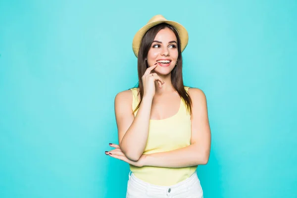 Beauté jeune femme avec sourire posant isolé sur fond vert — Photo