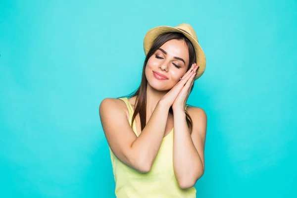 Bellezza giovane donna in abiti estivi e cappello con posizione di sonno sulla macchina fotografica isolata su sfondo verde — Foto Stock