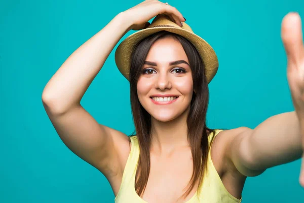 Mladá žena s selfie na barvu pozadí — Stock fotografie