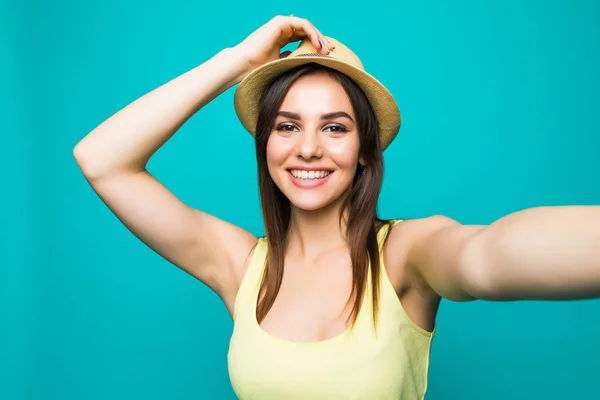 Jeune femme prenant un selfie sur un fond de couleur — Photo