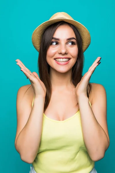 Divertito bella giovane donna in abiti estivi bianchi, cappello da sole sta guardando la fotocamera eccitato su sfondo verde . — Foto Stock