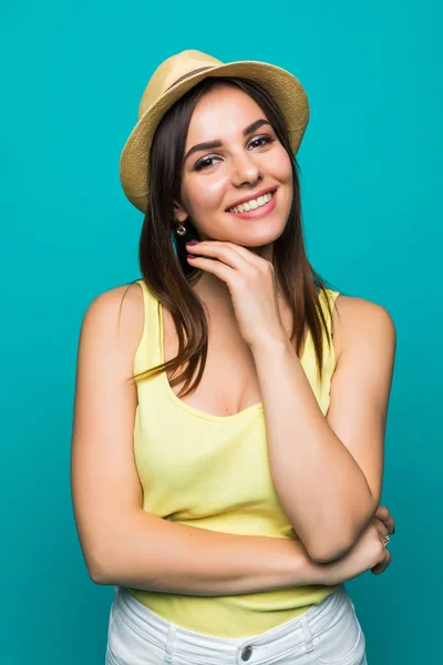 Portrait fille assez cool avec chapeau moderne sur fond vert coloré — Photo