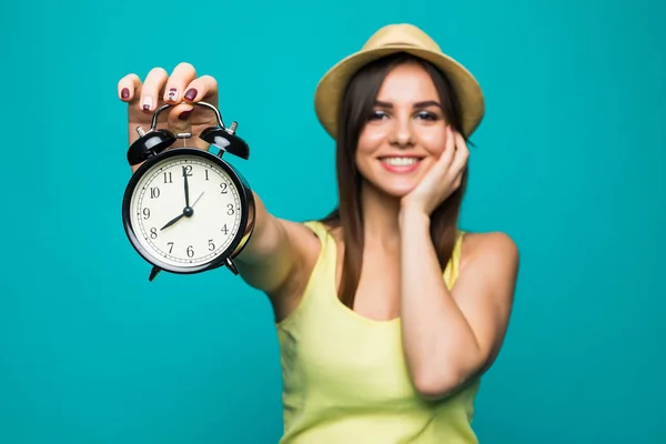 Mulher de beleza sorridente segurando relógio de alarme às 8 horas. Retrato isolado . — Fotografia de Stock