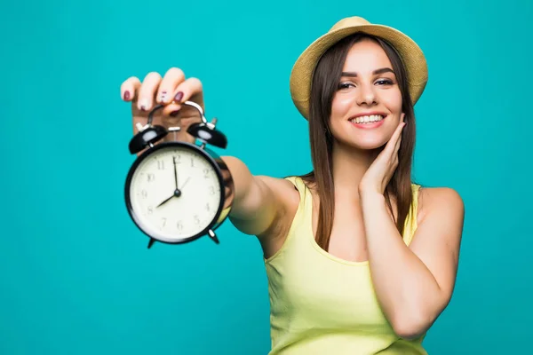 Sorridente donna di bellezza in possesso di orologio sveglia a 8 oclock. Ritratto isolato . — Foto Stock