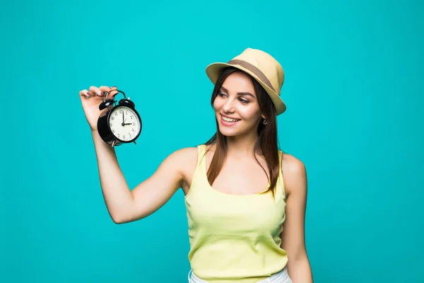 Mulher sorrindo segurando relógio de alarme em 3 oclock. Retrato isolado . — Fotografia de Stock