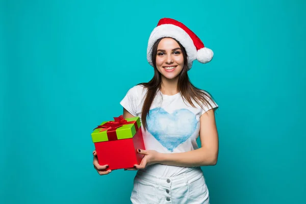 Femme de Noël avec boîte cadeau. Belle fille brune à Santa Hat isolé sur fond de couleur. Portrait — Photo