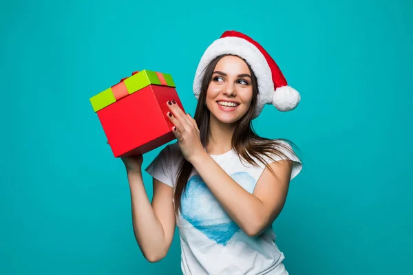 Різдво жінка з подарунковій коробці. Красива дівчина брюнетка в Санта Hat ізольовані на колір тла. Портрет — стокове фото