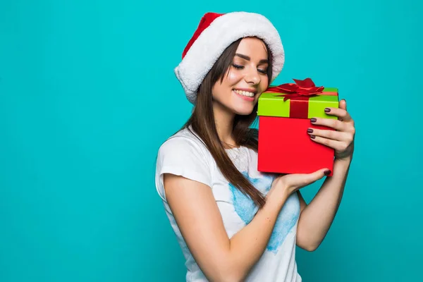 Retrato de uma menina sorridente feliz em vestido segurando caixa presente isolado sobre fundo verde — Fotografia de Stock