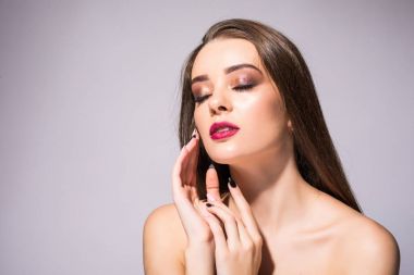 Kırmızı dudaklar sağlıklı güzellik gülümsemek güzel kadın deri tabaklama. Spa güzel Model kız sevimli yüzü gri arka plan üzerinde.