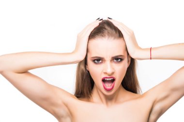 Güzellik moda kadın portre şaşırttı. Güzel model kız mükemmel ile çıkıldı, çığlık ve açın ve ağız yapmak. Headshot. Duygular. Beyaz bir arka plan üzerinde izole