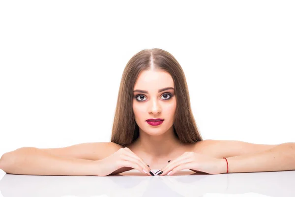 Skönhet, människor och kroppsvård koncept-vacker ung kvinna ansikte och händer över vit bakgrund — Stockfoto