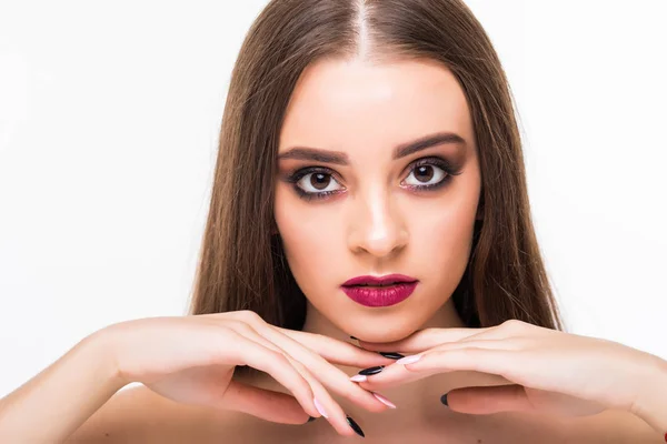 Close-up retrato de uma mulher bonita com rosto de beleza e pele de rosto limpo, maquiagem glamour no fundo branco — Fotografia de Stock