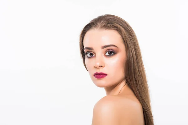 Ritratto di donna di bellezza. Trucco professionale per bruna con occhi blu rossetto rosso, occhi fumosi. Bella modella di moda ragazza. Pelle perfetta. Trucco. Isolato su sfondo bianco . — Foto Stock