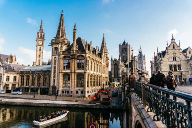 Ghent, Belçika - Kasım, 2017: Mimari Gent şehir merkezi. Ghent tarihi ortaçağ şehir ve turistik Belçika turistik olduğunu. Peri kuyruk gibi Ghent tarihi şehir merkezi.
