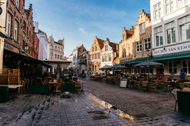 Brugge, Belçika - Kasım, 2017: Brugge Ortaçağ tarihi şehir. Brugge sokakları ve tarihi merkezi. kanallar ve Binalar. Brugge, Belçika'deki popüler turistik hedef.