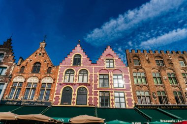 Brugge, Belçika - Kasım, 2017: Brugge Ortaçağ tarihi şehir. Brugge sokakları ve tarihi merkezi. kanallar ve Binalar. Brugge, Belçika'deki popüler turistik hedef.