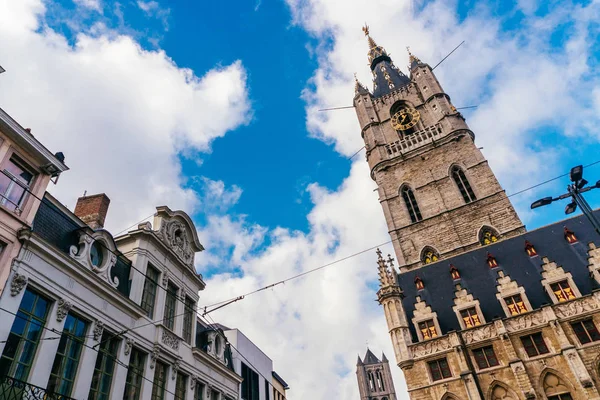 Gandawa, Belgia - listopada 2017: Architektura Ghent city-Centre. Ghent jest średniowieczne miasta i punktem turystycznym w Belgii. Historyczne centrum miasta w Ghent — Zdjęcie stockowe