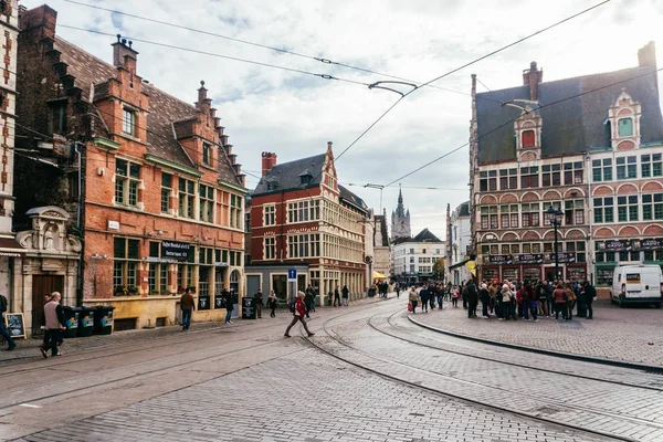 Brugge, Belgia - listopada 2017: Brugge średniowiecznego Starego miasta. Brugge ulice i zabytkowego centrum miasta. kanały i budynków. Brugge popularne miejsce turystyczne Belgii. — Zdjęcie stockowe