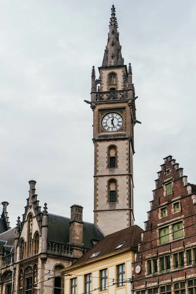 Brugge, Bélgica - novembro de 2017: Brugge medieval historic city. Ruas de Brugge e centro histórico. canais e edifícios. Brugge destino turístico popular da Bélgica . — Fotografia de Stock