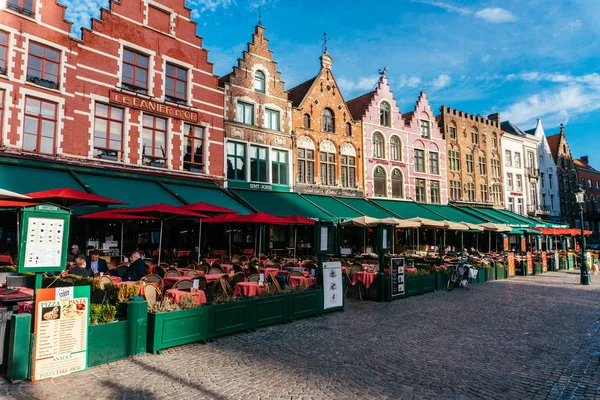 Brugge, België - November, 2017: Brugge middeleeuwse historische stad. Brugge straatjes en historische centrum. grachten en gebouwen. Brugge populaire toeristische bestemming van België. — Stockfoto