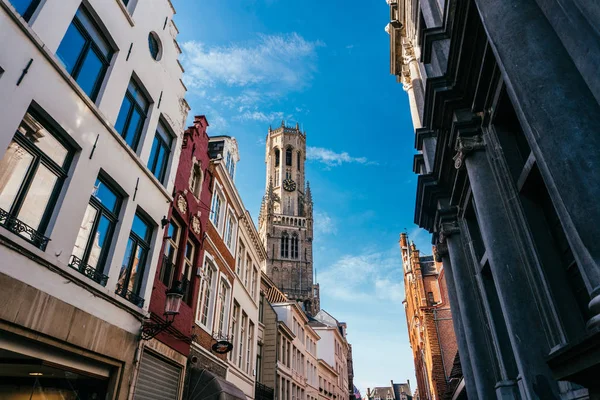 Brugge, Belgium - November, 2017: Brugge középkori történelmi város. Brugge utcák és a történelmi központ. csatornák és épületek. Brugge népszerű turisztikai desztináció-Belgium. — Stock Fotó