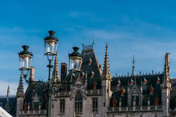 Brugge, Belgien - November 2017: Brygges medeltida historiska stad. Brugge gator och historiska centrum. kanaler och byggnader. Brugge populära turistdestinationen av Belgien. — Stockfoto