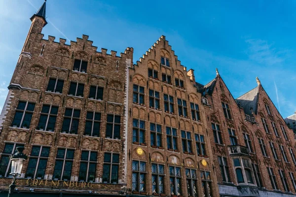 Brugge, België - November, 2017: Brugge middeleeuwse historische stad. Brugge straatjes en historische centrum. grachten en gebouwen. Brugge populaire toeristische bestemming van België. — Stockfoto