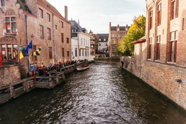 Brugge, Belçika - Kasım, 2017: Brugge Ortaçağ tarihi şehir. Brugge sokakları ve tarihi merkezi, kanallar ve Binalar. Brugge, Belçika'deki popüler turistik hedef.