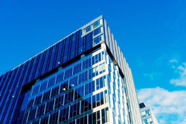 Şehir gökyüzü ve bulutlar yansıması ile modern Cam skycrapers arka plan