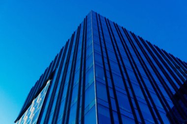 Şehir gökyüzü ve bulutlar yansıması ile modern Cam skycrapers arka plan