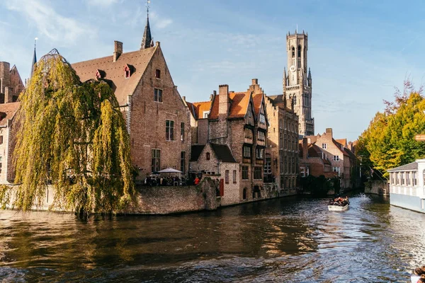 Brugge, Belçika - Kasım, 2017: Brugge Ortaçağ tarihi şehir. Brugge sokakları ve tarihi merkezi, kanallar ve Binalar. Brugge, Belçika'deki popüler turistik hedef.