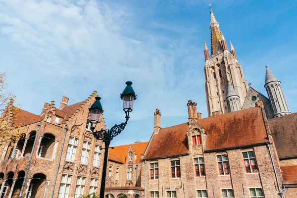 Brugge, Belgium - November, 2017: Brugge középkori történelmi város. Brugge utcák és a történelmi központ. csatornák és épületek. Brugge népszerű turisztikai desztináció-Belgium. — Stock Fotó