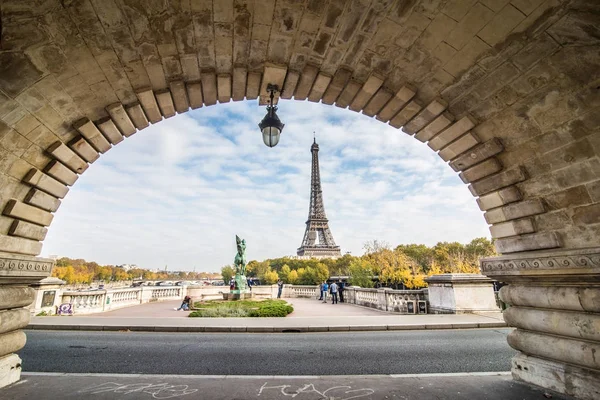 Paris, França - novembro de 2017. Sena em Paris com Torre Eiffel no céu azul — Fotografia de Stock