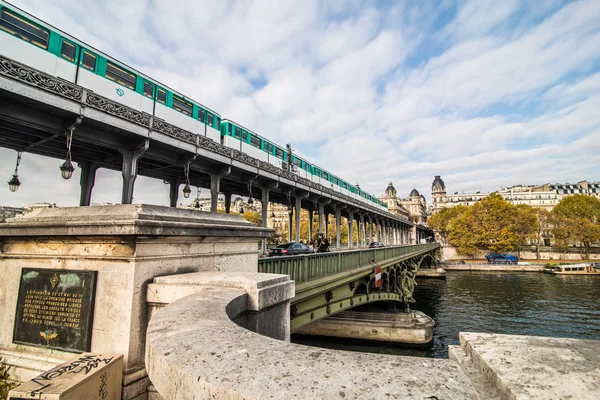 Paris, France - November, 2017. Bir-Hakeim metal bridge in the morning, Paris, France — Stock Photo, Image