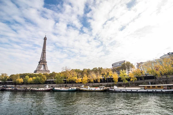 巴黎, 法国-2017年11月。巴黎塞纳河与埃菲尔铁塔在蓝天上 — 图库照片