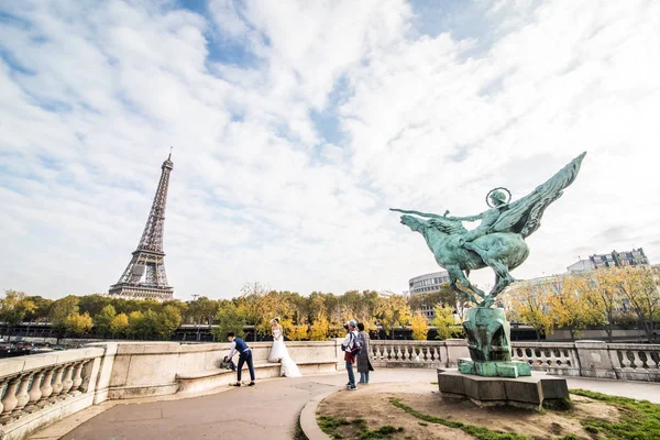 巴黎, 法国-2017年11月。巴黎塞纳河与埃菲尔铁塔在蓝天上 — 图库照片