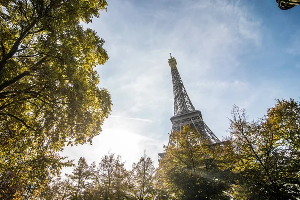 巴黎, 法国-2017年11月。在阳光明媚的一天, 埃菲尔铁塔。巴黎最佳的欧洲旅游目的地 — 图库照片