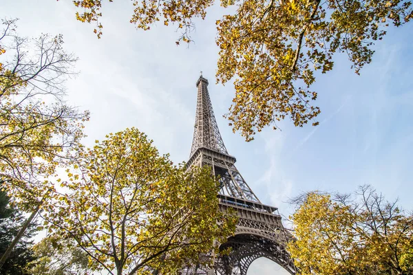巴黎, 法国-2017年11月。在阳光明媚的一天, 埃菲尔铁塔。巴黎最佳的欧洲旅游目的地 — 图库照片