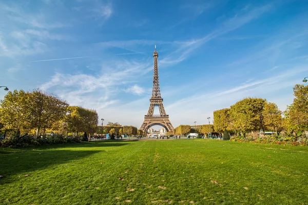 パリ, フランス - 2017 年 11 月日。晴れた日にエッフェル塔。パリ最高の観光地ヨーロッパ — ストック写真