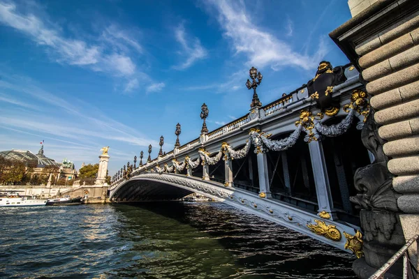 巴黎, 法国-2017年11月。亚历山大三桥位于法国巴黎. — 图库照片