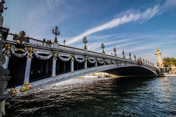 巴黎, 法国-2017年11月。亚历山大三桥位于法国巴黎. — 图库照片