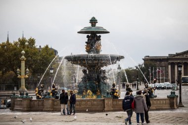 Paris, Fransa - Kasım, 2017. Paris, Fransa, sokaklarında. Mavi gökyüzü, binalar ve trafik.