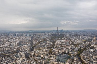 Paris, Fransa - Kasım, 2017. Eyfel Kulesi'ne mesafe ile Paris ve alansal görmek