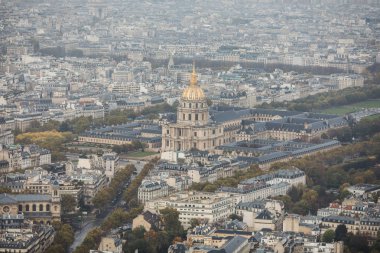 Paris, Fransa - Kasım, 2017. Eyfel Kulesi'ne mesafe ile Paris ve alansal görmek