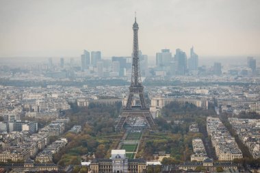 Paris, Fransa - Kasım, 2017. Eyfel Kulesi'ne mesafe ile Paris ve alansal görmek