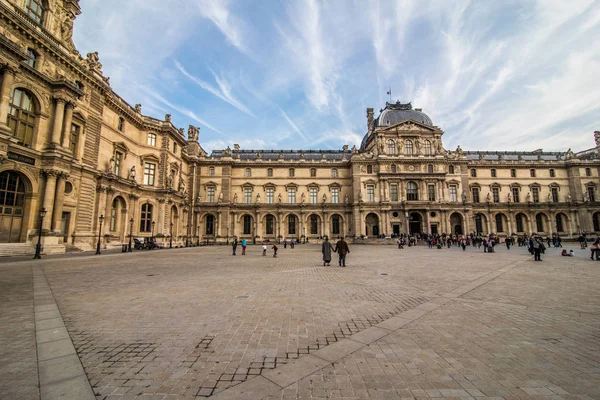 巴黎, 法国-2017年11月。卢浮宫博物馆。欧洲著名的历史艺术地标。浪漫, 旅游, 建筑, 美丽的象征. — 图库照片